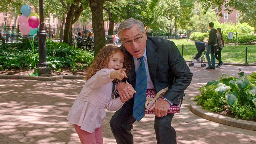 Ein Mann und ein kleines Mädchen in einem Park