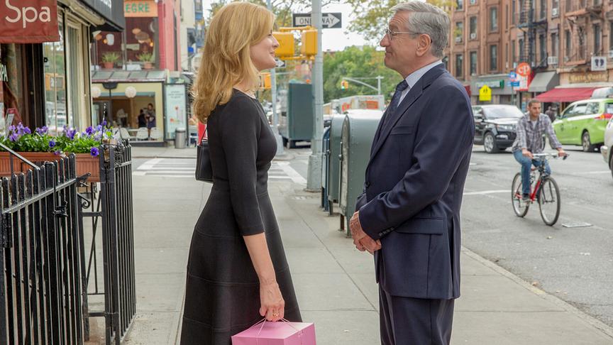 Eine Frau und ein Mann stehen sich auf einem Gehsteig gegenüber