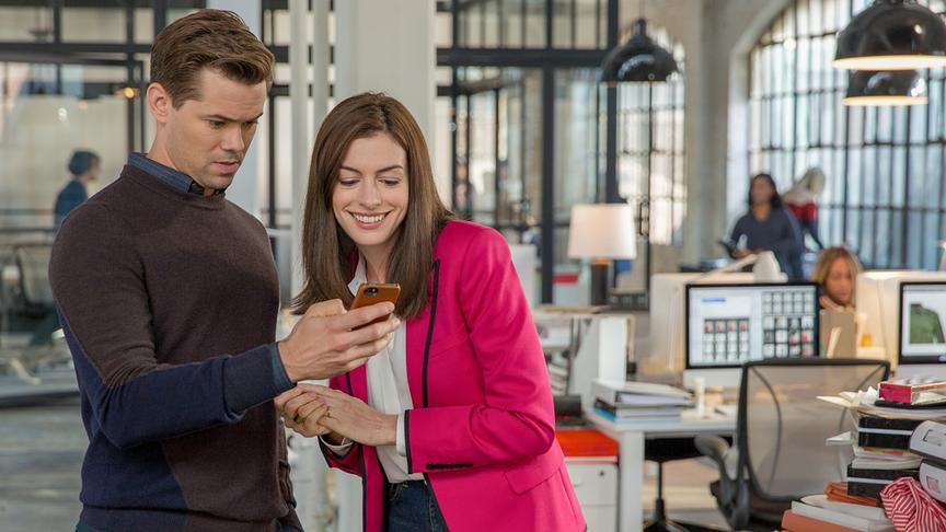 Mann und Frau blicken in ein Handy 