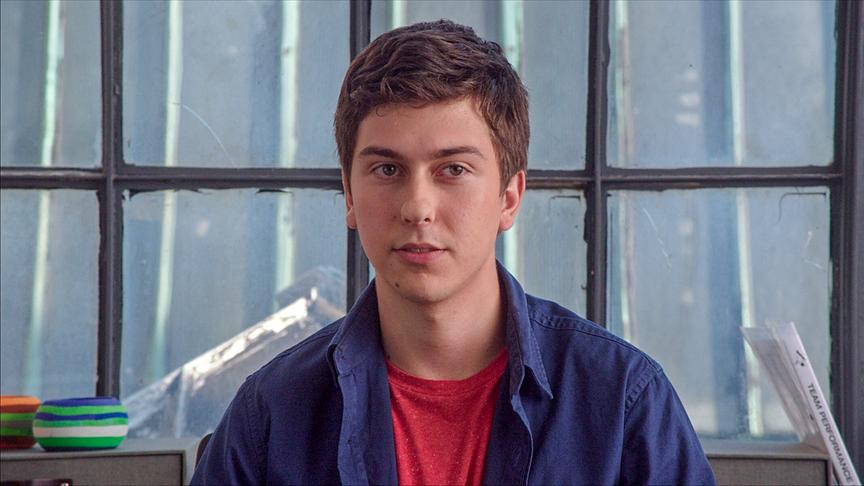 Junge vor einem Fenster