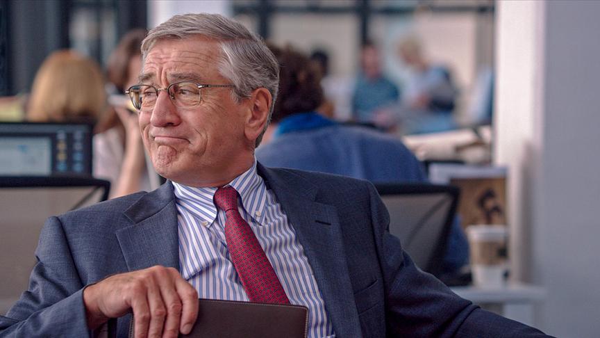 Mann im Anzug in einem Büro