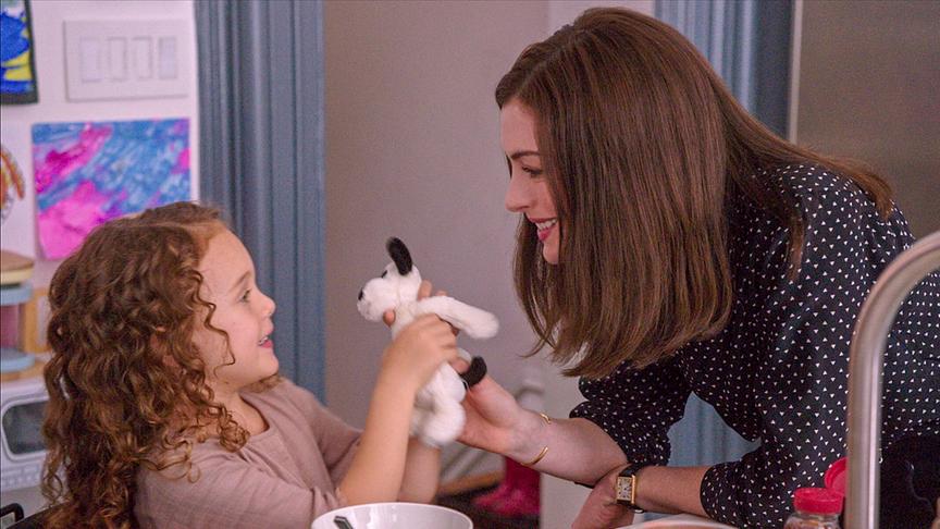 Eine Frau gibt einem kleinen Mädchen ein Stofftier