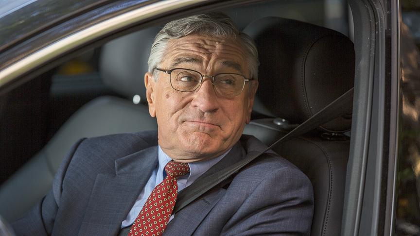 Ein Mann in einem Auto sitzend