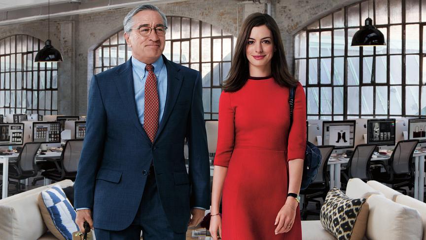 Ein Mann und eine Frau in Businesskleidung in einem Büro