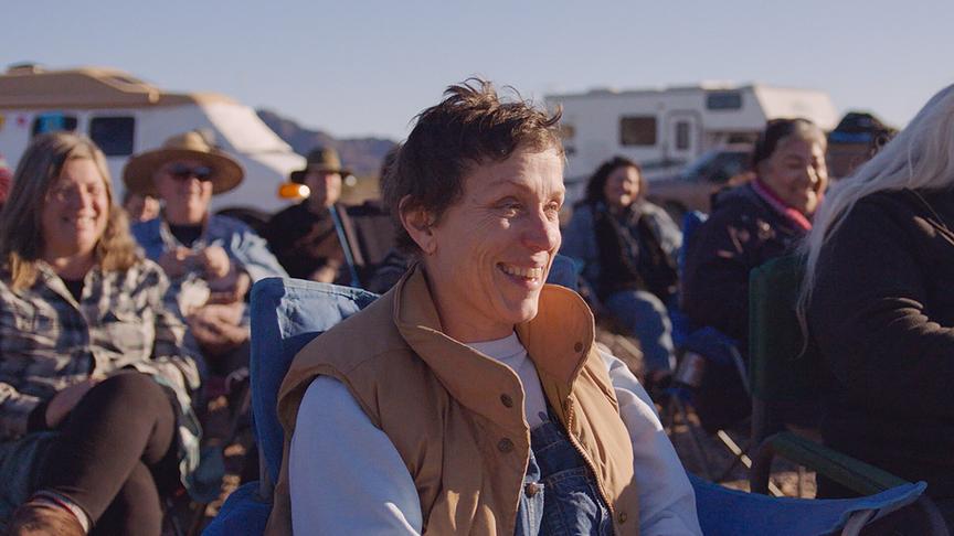 Eine Gruppe Zuschauerinnen und Zuschauer auf Campingstühlen.