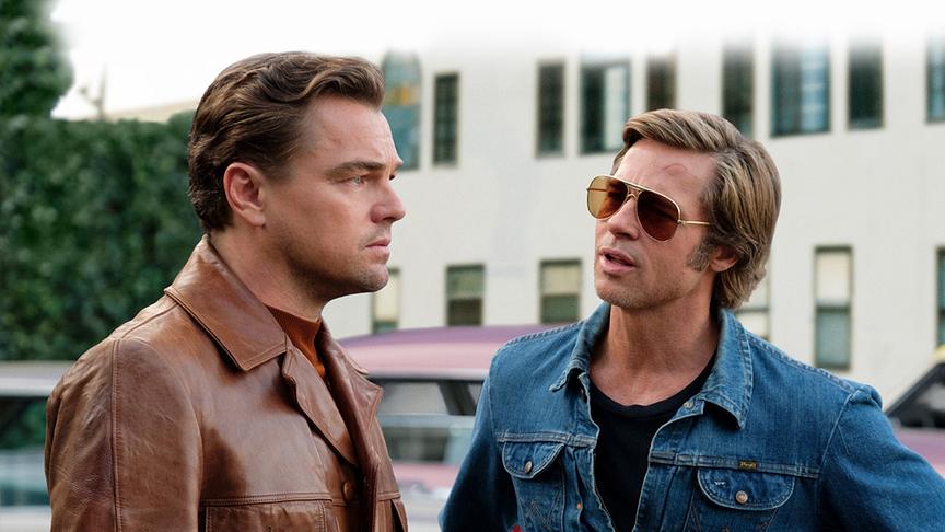 Zwei Männer, einer besorgt schauend, der andere auf ihn einredend