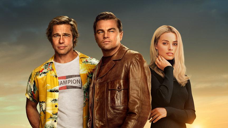 Zwei Männer und eine Frau stehen nebeneinander und blicken in die Kamera