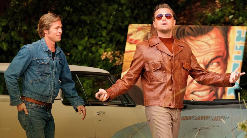 Zwei Männer gehen über einen Parkplatz