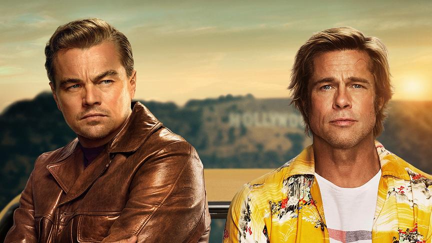 Zwei Männer sitzen nebeneinander, im Hintergrund der Hollywood-Schriftzug 