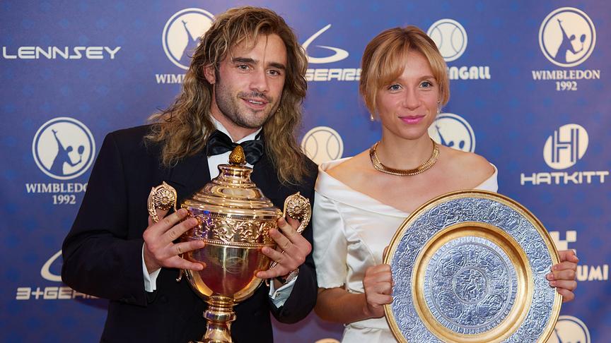 © Foto: ORF/Bravado Media/MarVista Entertainment/Umberto Poto Mann mit Pokal und Frau mit Siegerschale in Abendgarderobe vor einer Fotowand.
