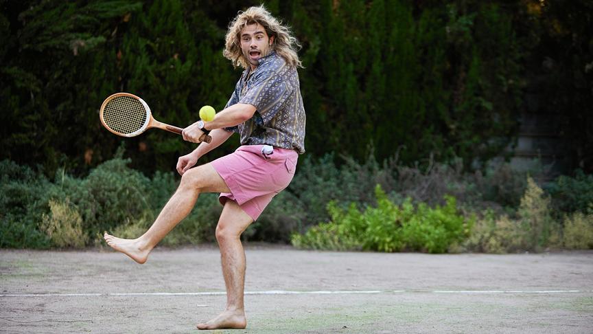 © Foto: ORF/Bravado Media/MarVista Entertainment/Umberto Poto Mann mit langen Haaren spielt barfuß Tennis.