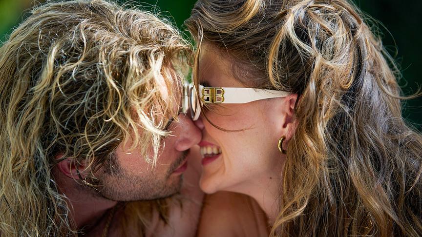 © Foto: ORF/Bravado Media/MarVista Entertainment/Umberto Poto Mann und Frau mit Gesichern ganz nah zusammen. Die Frau lacht.