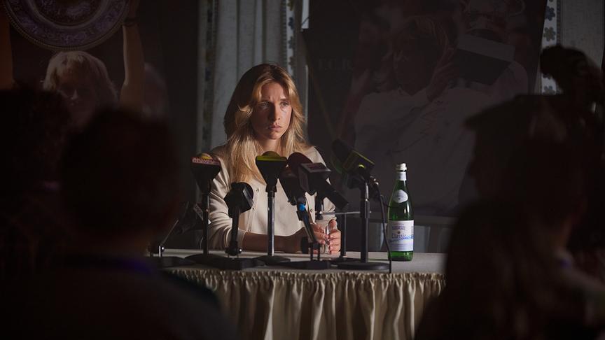 © Foto: ORF/Bravado Media/MarVista Entertainment/Umberto Poto Frau mit langen, blonden Haaren am einem Tisch mit Mikrofonen blickt besorgt drein.