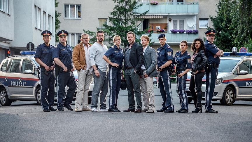 © ORF/Hubert Mican Im Bild (v.li.): David Miesmer (Florian Fehenberger), Martin Leutgeb (Mathias Gerber), Martin Zauner (Wilmer Eberts), Murathan Muslu (Valentin "Itchy" Janusovic), Kristina Bangert (Helga Rauper), Johannes Zeiler (Oberst Andreas Bergfeld), Serge Falck (Lukas Moosburger), Michael Steinocher (Sylvester Thaler), Barbara Kaudelka (Patrizia), Claudia Kottal (Leila Mikulov), Holger Schober (Roman Mohácsi).