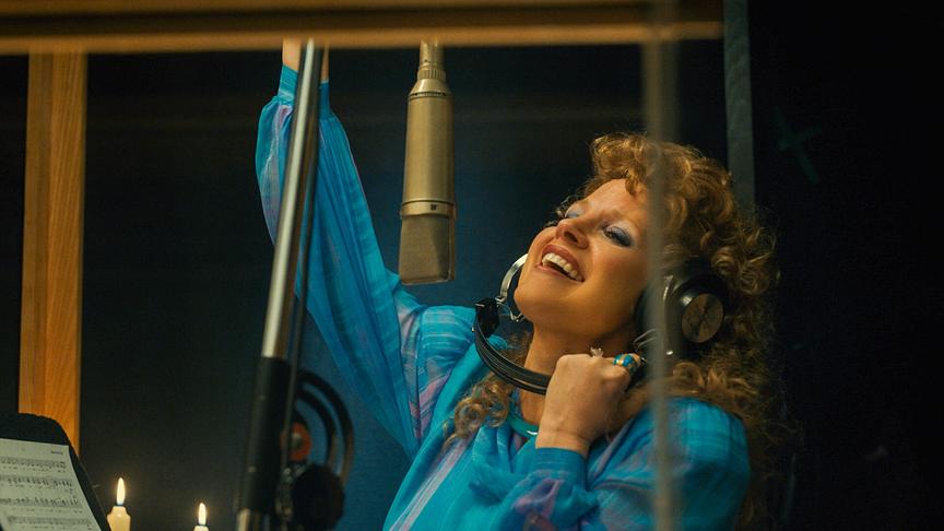 Frau singt im Tonstudio 