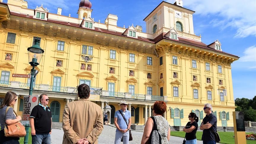 Guide Klaus Leitgeb begrüßt unsere Gewinner vor dem Schloss Esterhazy im Zentrum von Eisenstadt.