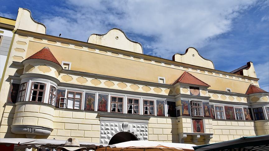 © ORF extra/Heidi Simbürger Am Ende der Hauptstraße und Fußgängerzone von Eisenstadt befindet sich das Rathaus aus dem Jahre 1560, dass im Jahr 1648 in seine heutige Gestalt umgebaut wurde. Die allegorischen Frauengestalten stellen die Tugenden Fides, Spes, Charitas, Treue, Hoffnung, Mildtätigkeit, Justitia, Sapientia, Fortiudo und Temperantia dar.