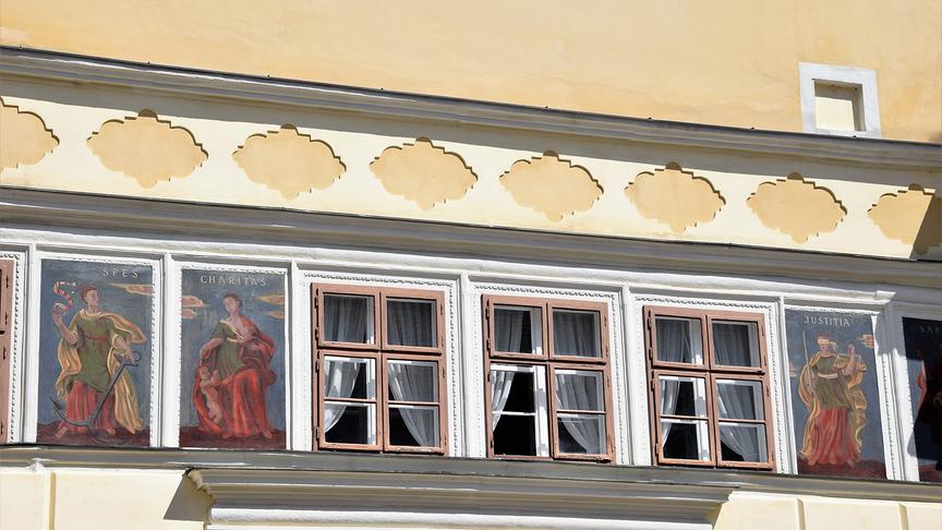 © ORF extra/Heidi Simbürger Am Ende der Hauptstraße und Fußgängerzone von Eisenstadt befindet sich das Rathaus aus dem Jahre 1560, dass im Jahr 1648 in seine heutige Gestalt umgebaut wurde. Die allegorischen Frauengestalten stellen die Tugenden Fides, Spes, Charitas, Treue, Hoffnung, Mildtätigkeit, Justitia, Sapientia, Fortiudo und Temperantia dar.