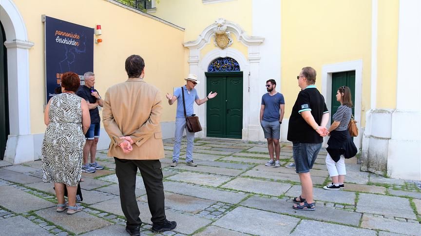 © ORF extra/Heidi Simbürger Wir wandern nun weiter in den Schlosspark. Der Park, an den das Schloss Esterhazy angrenzt, hat ein Größe von 50 Hektar und ist einer der bedeutendsten Landschaftsgärten des 19. Jahrhunderts. Hier finden die Besucher eine Vielzahl von Teichen und exotischer Pflanzenwelt.