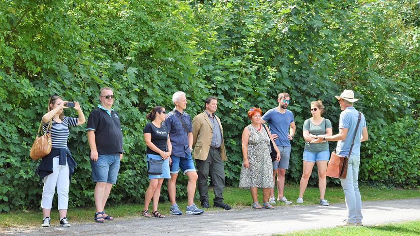 © ORF extra/Heidi Simbürger „Unter Fürst Nikolaus II. wurde ab 1797, dem geänderten Zeitgeschmack folgend, die Umgestaltung in einen englischen Landschaftsgarten begonnen. Damit verbunden waren umfangreiche Grunderwerbungen im Norden der alten Anlage, die eine Erweiterung um mehr als das Doppelte bis auf die heutige Größe von ungefähr 45 Hektar bedeuteten“, schildert uns Herr Leitgeb.