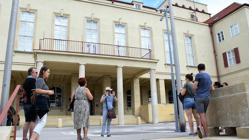 © ORF extra/Heidi Simbürger Herr Leitgeb führt uns zum Landhaus.
