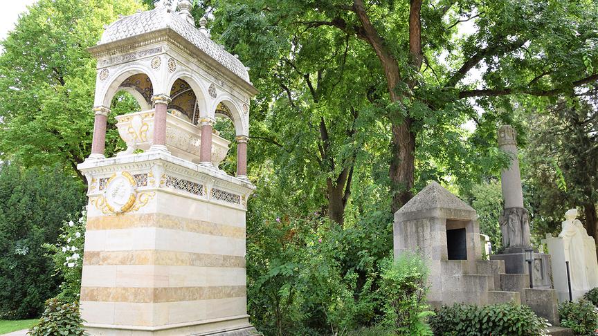 Hier ruht Carl Ritter von Gegha, österreichischer Ingenieur und der Erbauer der Semmeringbahn von Gloggnitz bis Mürzzuschlag - verstorben 1860.