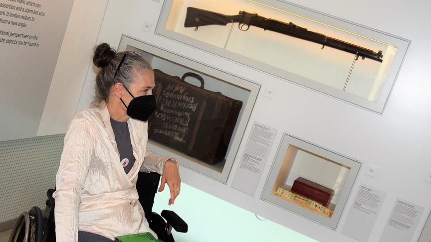 © ORF extra Frau Landsmann erzählt die interessante Geschichte des Koffers.