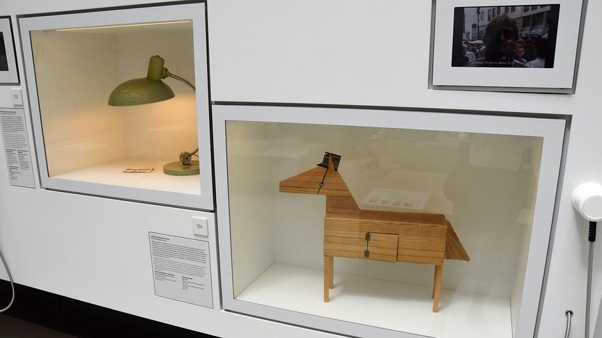 © ORF extra Links ist die Schreibtischlampe aus dem Büro von Simon Wiesenthal und rechts ist das Modell des Waldheim-Holzpferdes zu sehen.