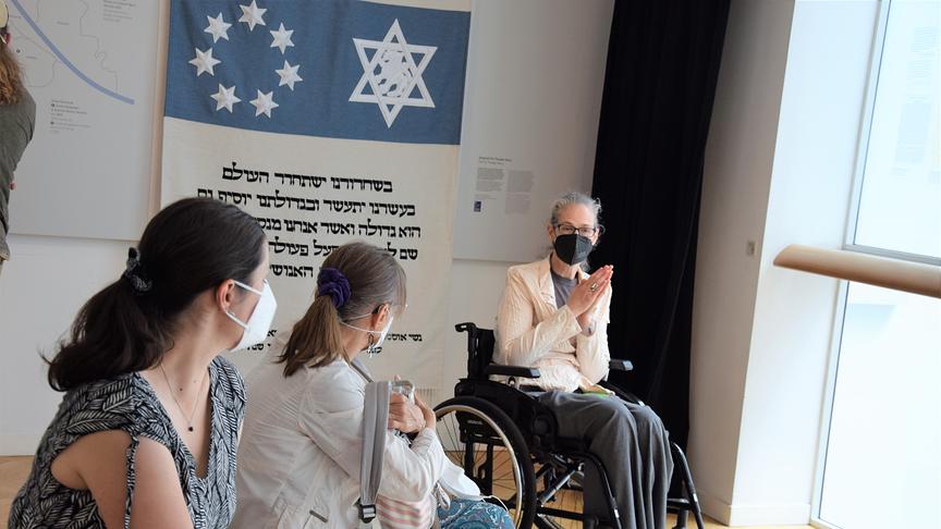 © ORF extra Frau Hannah Landsmann erzählt den Gewinnern über die Bedeutung des Sargtuches, das eigens für die Überführung der sterblichen Überreste von Theodor Herzl angefertigt wurde.