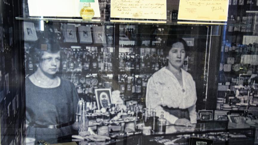 © ORF extra Fragmente einer vergessenen Erfolgsgeschichte-die eleganten Parfümerien M. E. Mayers.