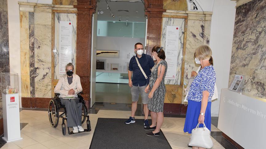 © ORF extra Frau Hannah Landsmann begrüßt die Gewinner zur Führung und übergibt die Gutscheine für einen Besuch im Cafe Eskeles.