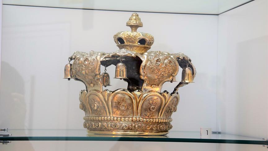 © ORF extra Tora-Krone gehört zur Gewandung der Torarolle.