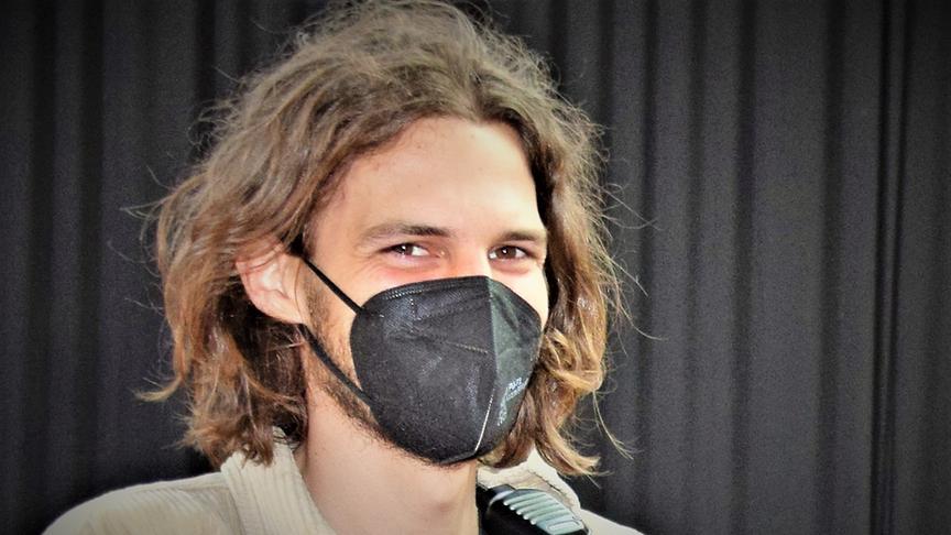 © ORF extra/ Heidi Simbürger Lukas von der Agentur Hoanzl begrüßt unsere Gäste und begleitet sie zum Meet & Greet mit Klaus Eckel in den Backstagebereich.