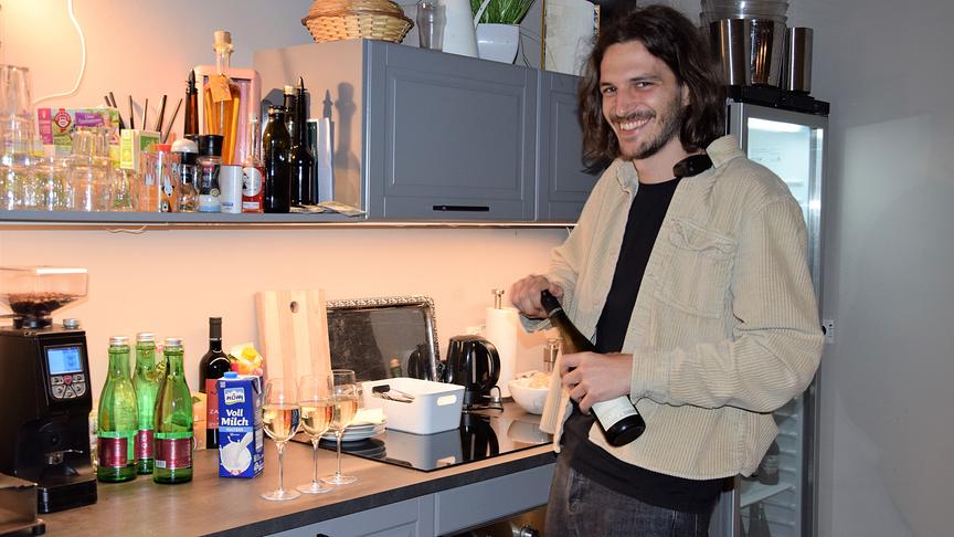 © ORF extra/ Heidi Simbürger Lukas von der Agentur Hoanzl kümmert sich charmant um unsere Damen.