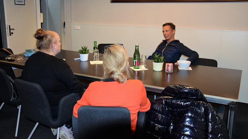 © ORF extra/ Heidi Simbürger Klaus Eckel erzählt unseren Gewinnerinnen, dass er während des Lockdowns sein Buch „ Allerdings“ geschrieben hat.