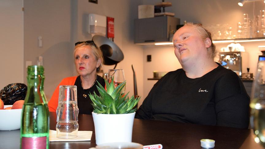 © ORF extra/ Heidi Simbürger Anna und Verena lauschen gespannt den Erzählungen von Klaus Eckel.