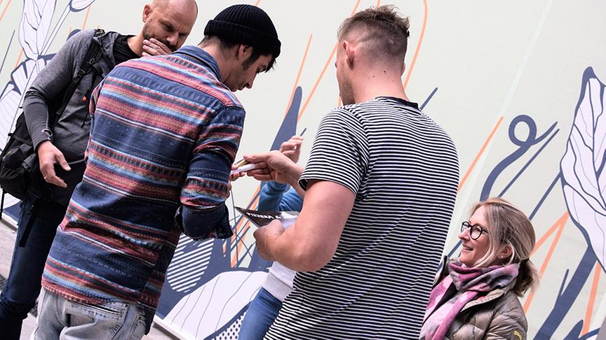 © ORF extra/ Heidi Simbürger Wie man sie kennt: Mit Schwung kommen die Jungs auf Barbara und Petra zu und begrüßen sie herzlich.