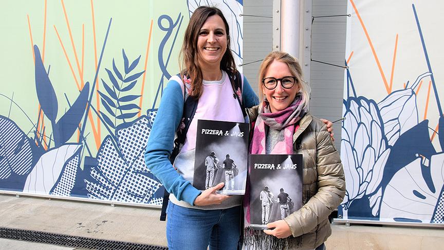 © ORF extra/ Heidi Simbürger Der Soundcheck ist zu Ende und unsere Damen werden von Andreas hinter die Bühne begleitet.