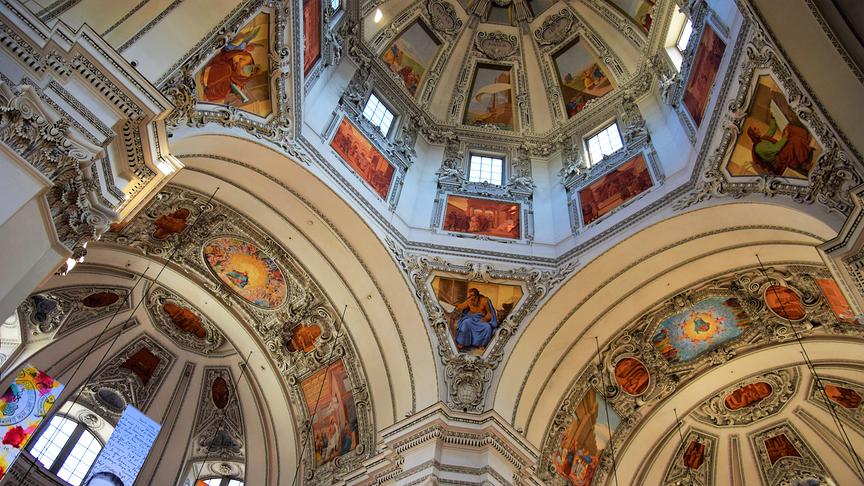 Blick in die Kuppel: wunderschöne Malereien verzieren die imposante Decke des Doms.