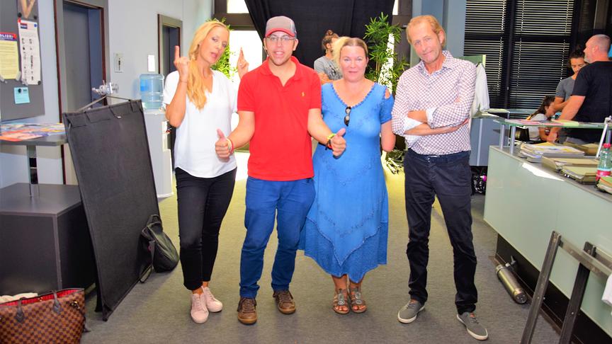 Soko Donau Setbesuch: Revierinspektorin Penny Lanz (Lilian Klebow) gesellt sich auch zu der lustigen Runde. 