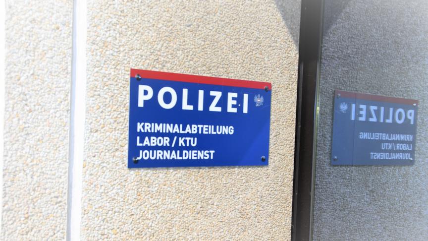 Soko Donau Setbesuch: Nun geht’s auf in die KTU, sprich ins Labor von "Soko Donau".