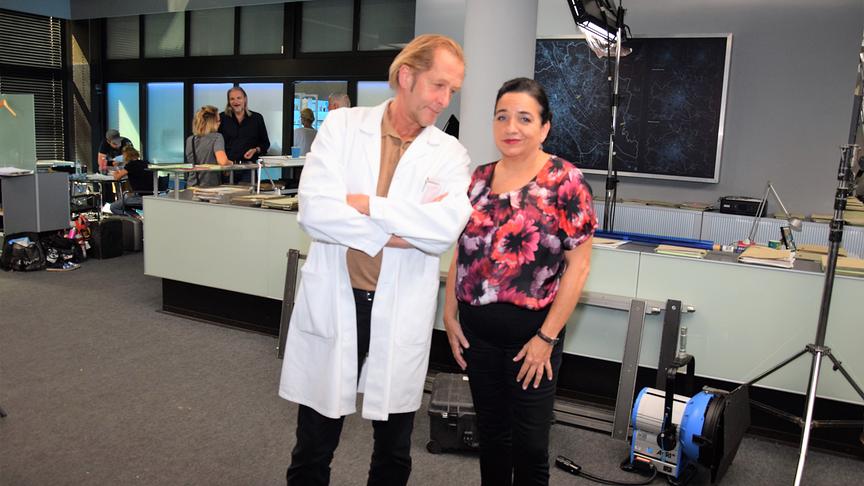 Soko Donau Setbesuch: Chef der Spurensicherung Franz Wohlfahrt (Helmuth Bohatsch) und Gerichtsmedizinerin Dr. Franziska Beck (Maria Happel)