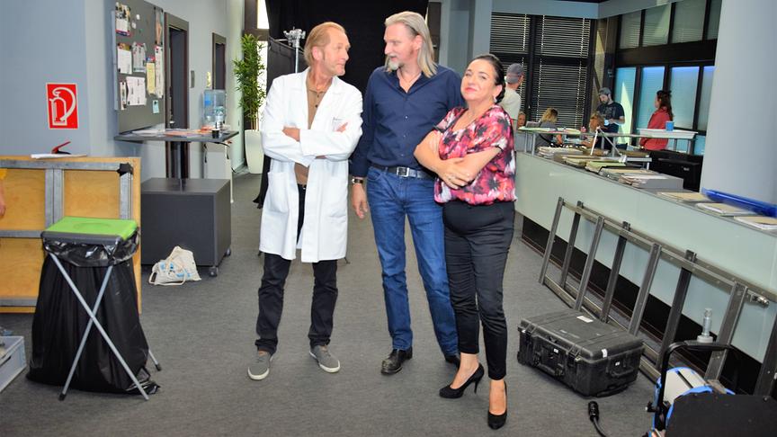 Soko Donau Setbesuch: Mayor Carl Ribarski (Stefan Jürgens), Dr. Franziska Beck (Maria Happel) und Spurensicherung Franz Wohlfahrt (Helmuth Bohatsch): Beste Laune am Set