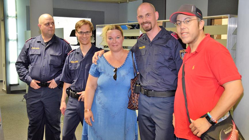 Soko Donau Setbesuch: Gewinnerin Frau Frau Sabine Györög mit ihrem guten Freund Alex, beide aus Wien, mit den Soko Polizisten.