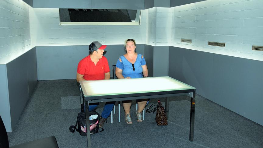 Soko Donau Setbesuch: Sabine und Alex im Soko Donau Verhörraum