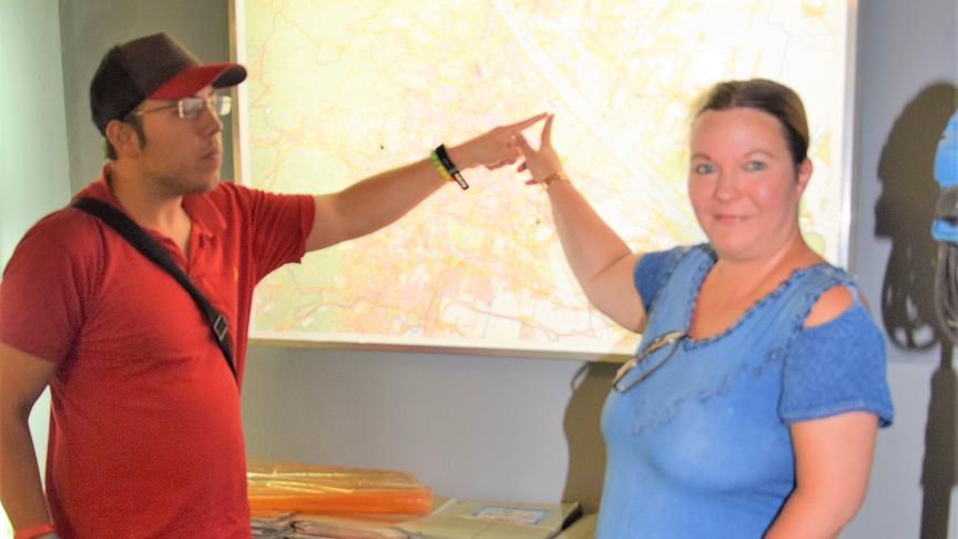 Soko Donau Setbesuch: Gewinner vor der Polizeilandkarte im Kommissariat