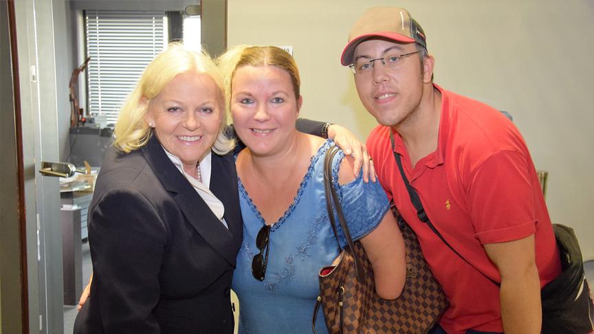 Soko Donau Setbesuch: Gewinner mit Oberst Dr. Henriette Wolf (Brigitte Krenn)