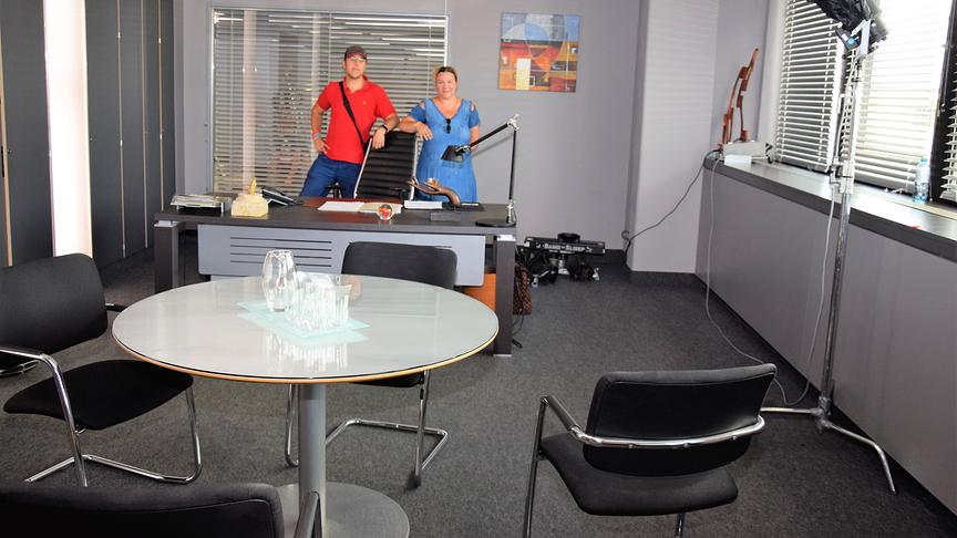 Soko Donau Setbesuch: Alex und Sabine dürfen sich im Büro von Oberst Wolf umsehen..