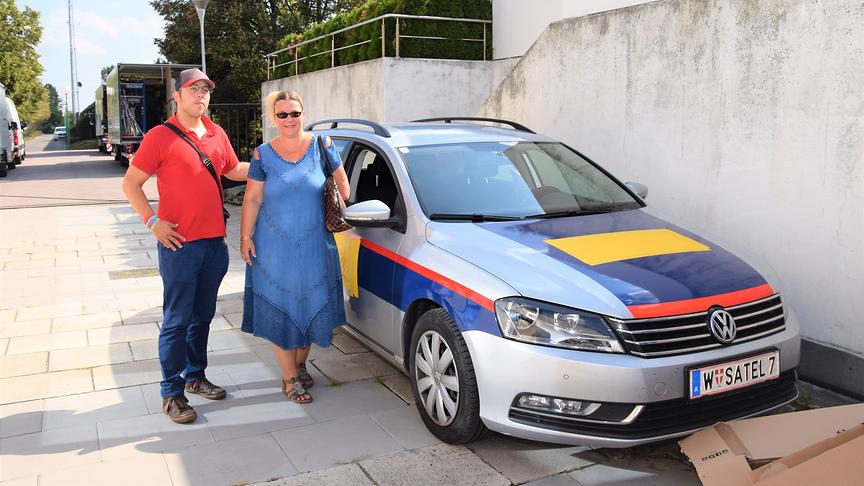 Soko Donau Setbesuch: Auch das Polizeiauto wird auf seine Echtheit geprüft.