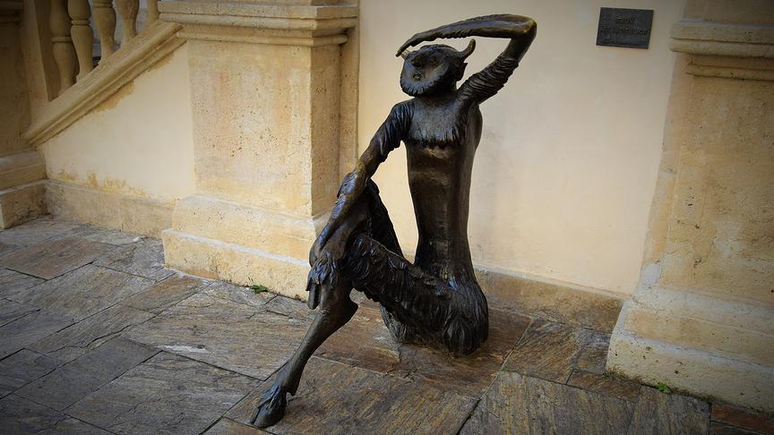 Der Faun mit Weitblick im Arkadenhof im Landhaus.